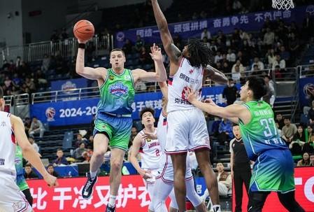大號(hào)空砍，天津男籃外援大衛(wèi)-詹姆斯13罰11中得到26分21籃板